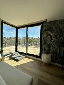 salon con grandes vetanales